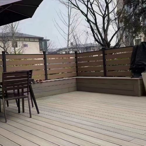 广东省别墅庭院共挤压花塑木地板围栏整体制作案例