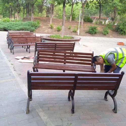 广东省木塑公园椅组装施工中