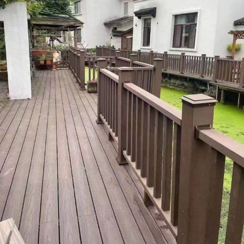 广东省庭院塑木地面平台围栏整体施工案例